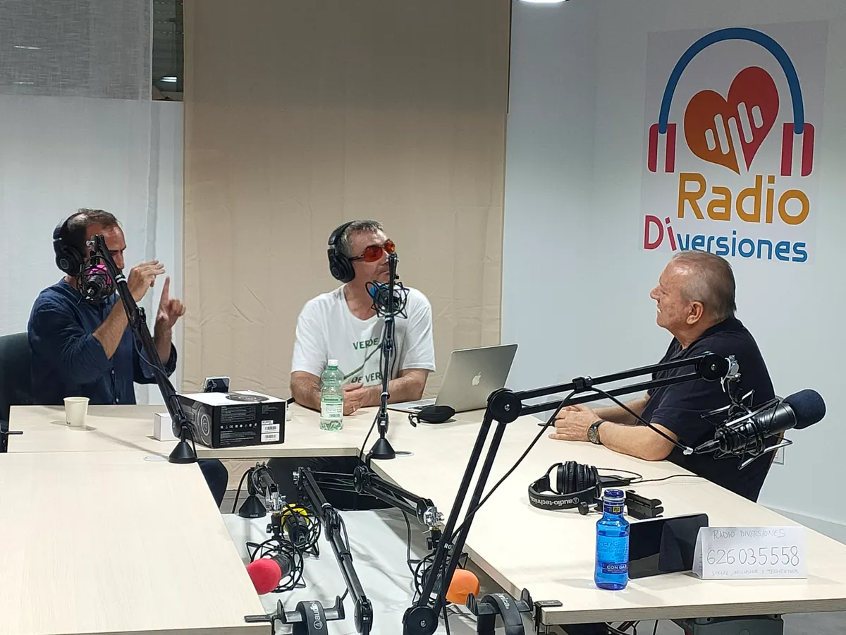 Tres colaboradores conversando ante los micrófonos de Radio Diversiones