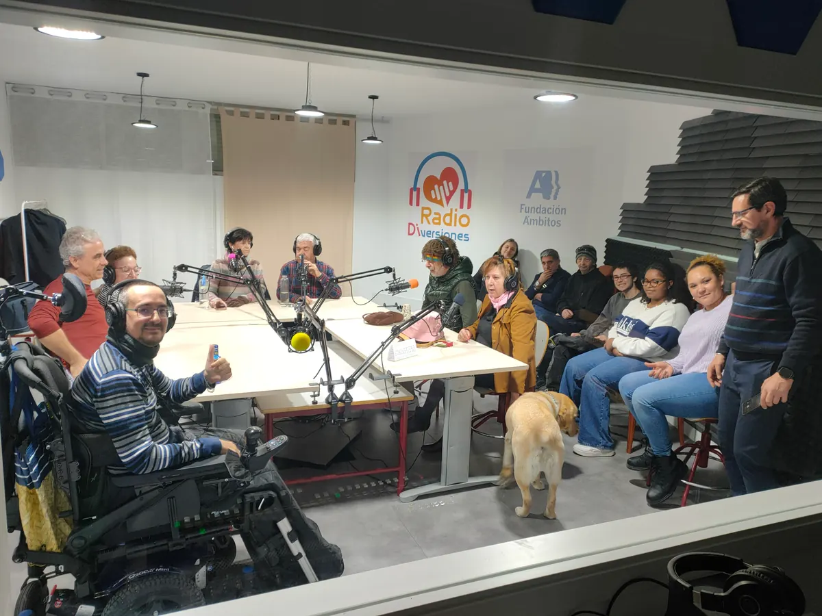 Participantes de Radio Diversiones durante una grabación en directo en el estudio