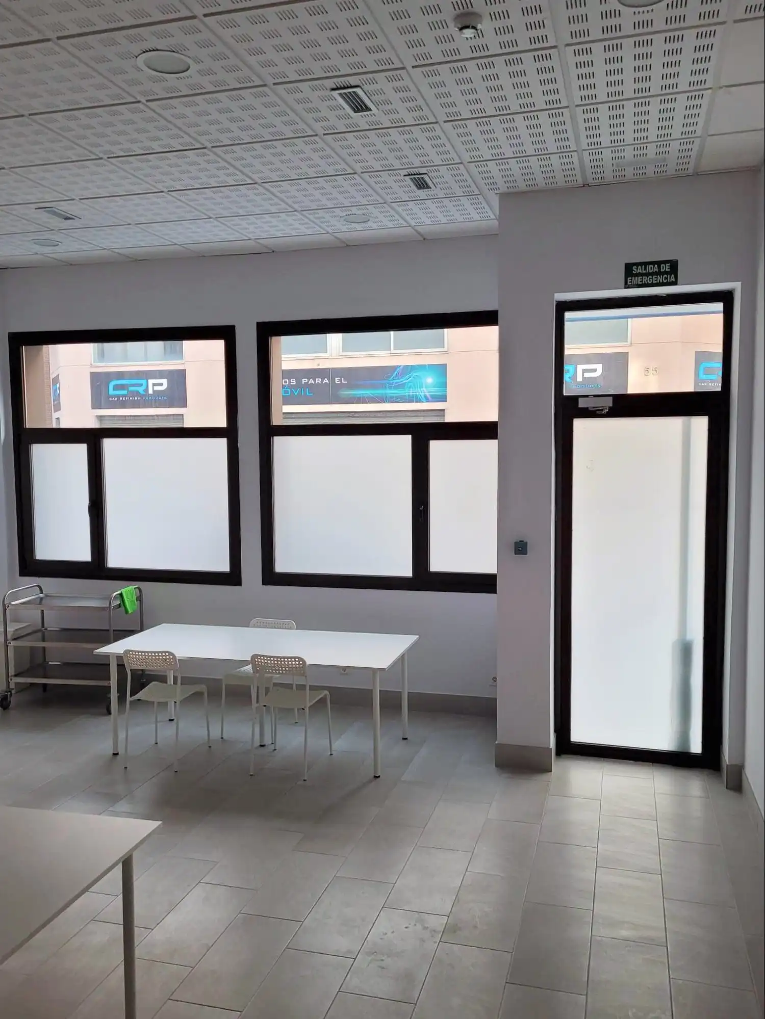 Sala principal de la Residencia Unicas con mesas y sillas